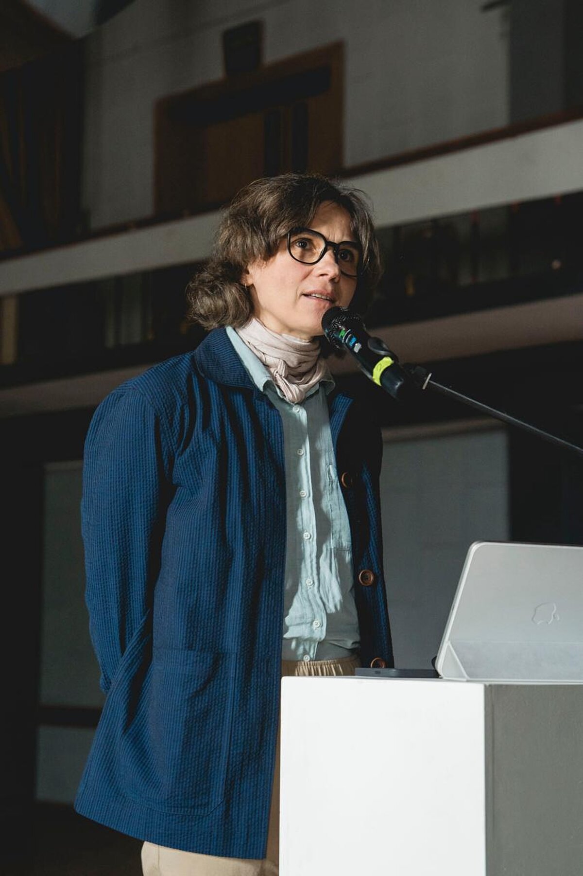 Attēlā pie mikrofona redzama projekta pētniece Anita Zariņa.